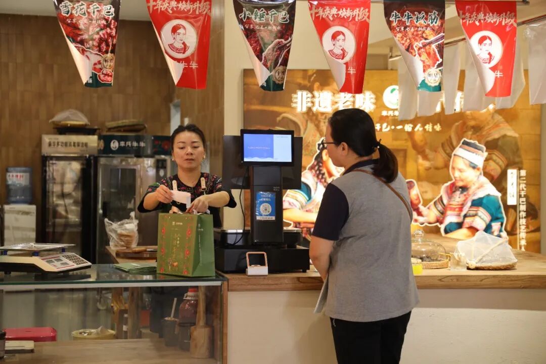 不时有顾客进店选购牛肉产品 邓娇 摄 (1).JPG