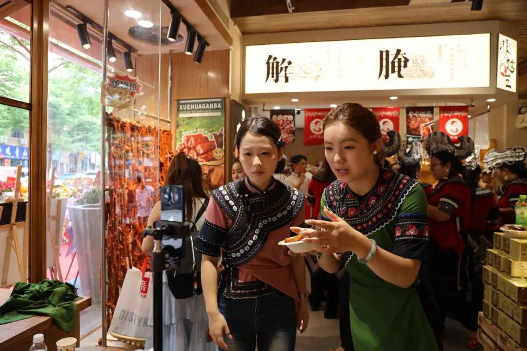 李氏牛牛产品直播 邓娇 摄 (1).JPG